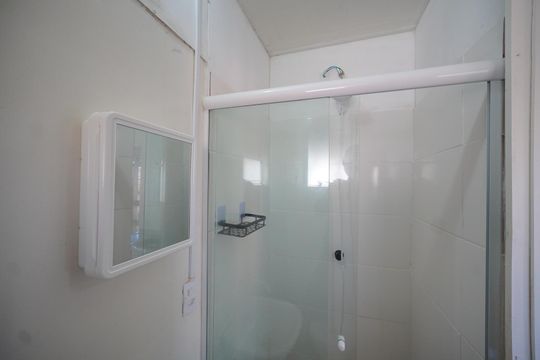 Banheiro Social de kitnet/studio para alugar com 1 quarto, 15m² em Balneario, Florianópolis