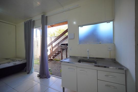Cozinha de kitnet/studio para alugar com 1 quarto, 15m² em Balneario, Florianópolis