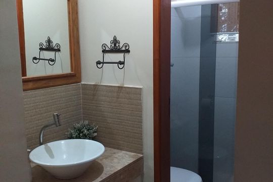 Banheiro de casa de condomínio para alugar com 3 quartos, 105m² em Chácaras De Inoã, Maricá