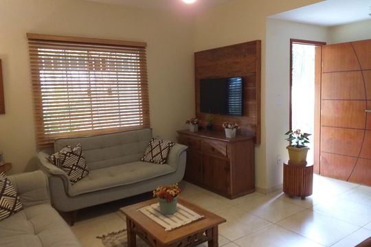 Sala de casa de condomínio para alugar com 3 quartos, 105m² em Chácaras De Inoã, Maricá