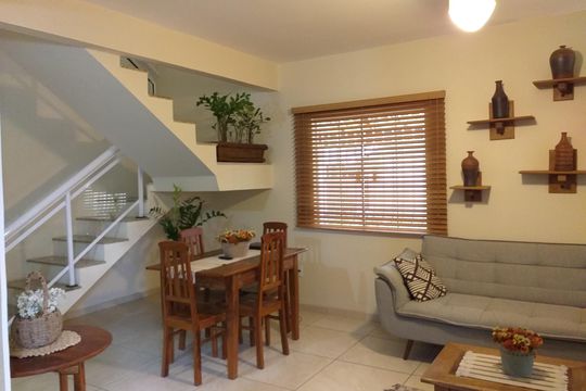 Sala de casa de condomínio para alugar com 3 quartos, 105m² em Chácaras De Inoã, Maricá