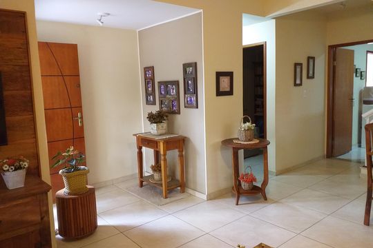 Sala de casa de condomínio para alugar com 3 quartos, 105m² em Chácaras De Inoã, Maricá
