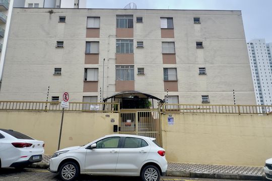 Placa instalada na fachada do imóvel de apartamento para alugar com 2 quartos, 68m² em Centro, Guarulhos