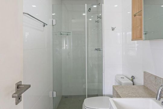 Banheiro de apartamento para alugar com 1 quarto, 39m² em São João, Porto Alegre