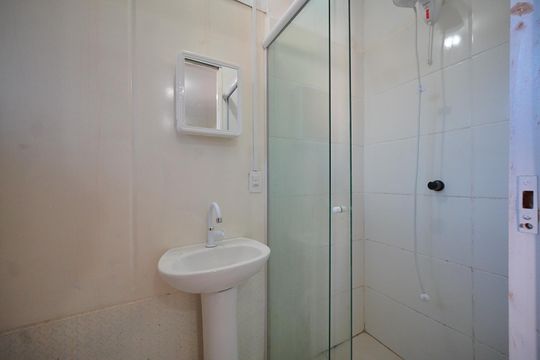 Banheiro Social de kitnet/studio para alugar com 1 quarto, 15m² em Balneario, Florianópolis
