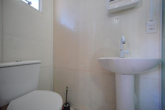 Banheiro Social de kitnet/studio para alugar com 1 quarto, 15m² em Balneario, Florianópolis