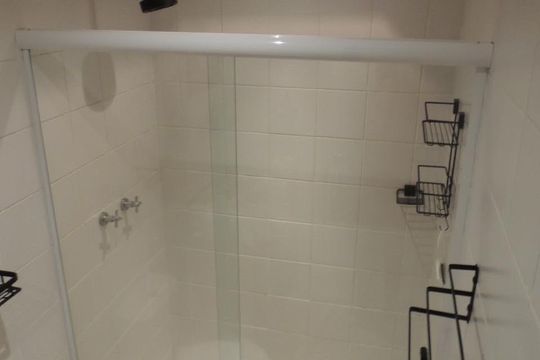 Banheiro de apartamento à venda com 1 quarto, 48m² em Santa Teresa, Rio de Janeiro