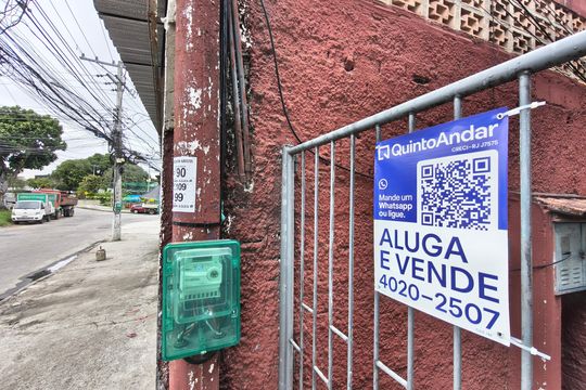 Placa de casa de condomínio para alugar com 1 quarto, 75m² em Taquara, Rio de Janeiro
