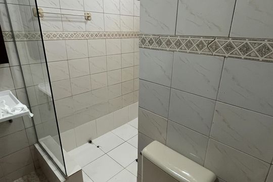 Banheiro da suite de casa para alugar com 3 quartos, 105m² em Portuguesa, Rio de Janeiro