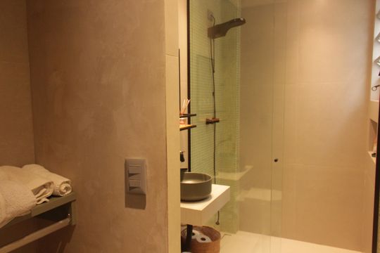 Banheiro de kitnet/studio para alugar com 1 quarto, 45m² em Ponta da Praia, Santos