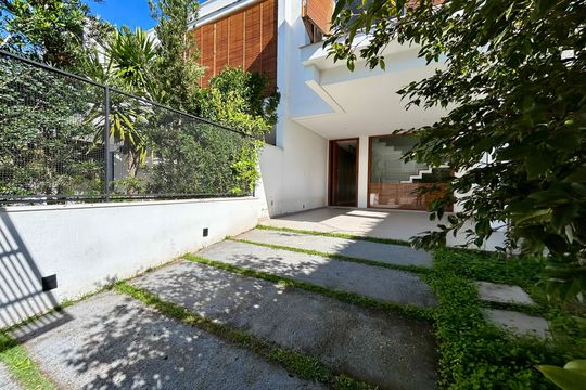 Garagem de casa para alugar com 3 quartos, 140m² em Lagoa da Conceição, Florianópolis
