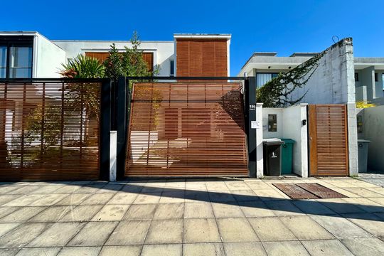 Fachada de casa para alugar com 3 quartos, 140m² em Lagoa da Conceição, Florianópolis