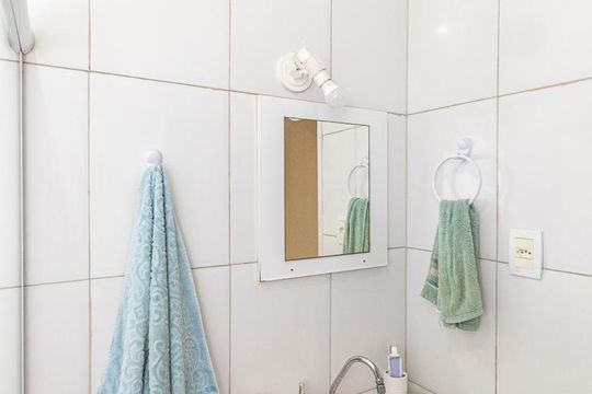 Banheiro de apartamento à venda com 1 quarto, 50m² em Brás de Pina, Rio de Janeiro