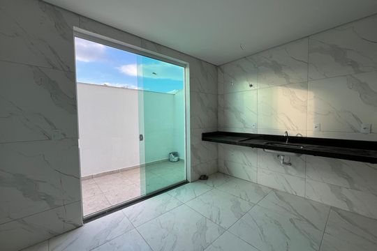 Casa à venda com 3 quartos, 130m² em Copacabana, Belo Horizonte