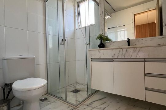 banheiro 2 de apartamento à venda com 2 quartos, 73m² em Vila da Serra, Nova Lima