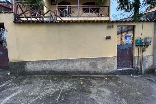 Fachada + placa de casa para alugar com 4 quartos, 195m² em Honório Gurgel, Rio de Janeiro
