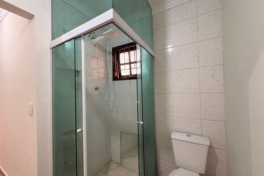 Banheiro suíte 2 de casa à venda com 2 quartos, 125m² em Jardim Santo André, Santo André