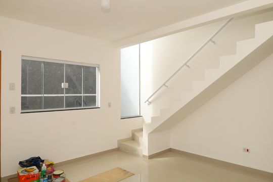 Sala de casa de condomínio para alugar com 2 quartos, 70m² em Jardim Lucinda, São Paulo