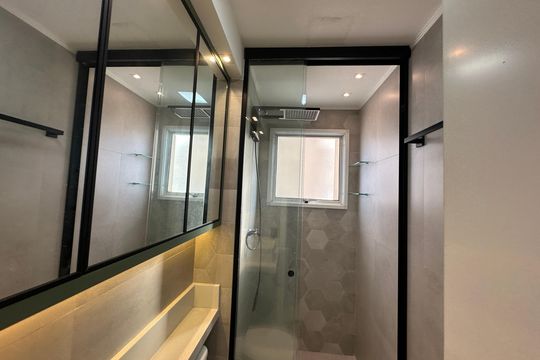 Banheiro de apartamento à venda com 2 quartos, 51m² em Centro, Barueri