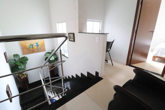 Escada de casa para alugar com 2 quartos, 110m² em Jardim Europa, Uberlândia