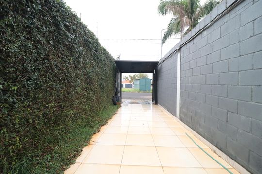 Garagem de casa para alugar com 2 quartos, 110m² em Jardim Europa, Uberlândia