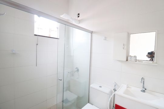 Banheiro do Quarto 1 de casa para alugar com 2 quartos, 110m² em Jardim Europa, Uberlândia