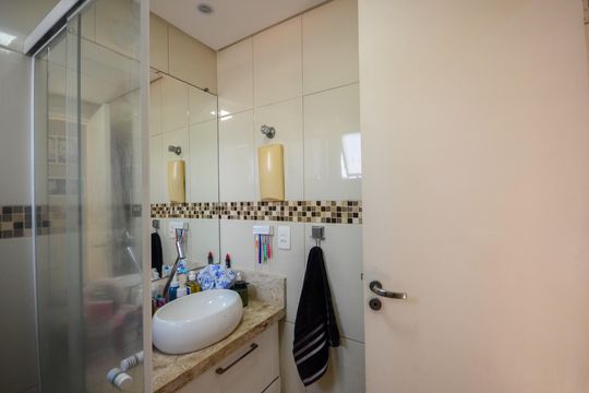 Banheiro de apartamento à venda com 2 quartos, 54m² em Vila Palmeiras, São Paulo