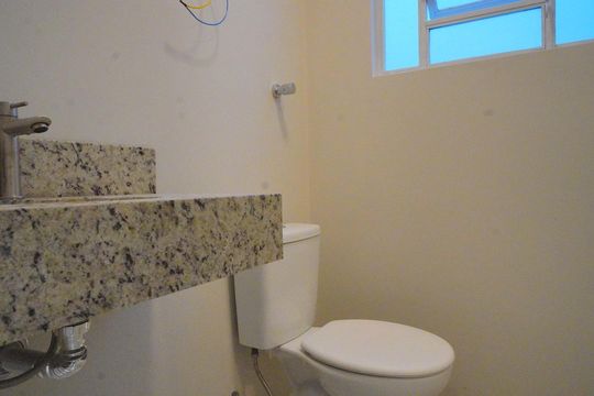 Banheiro  de apartamento à venda com 1 quarto, 50m² em Passo D’areia, Porto Alegre