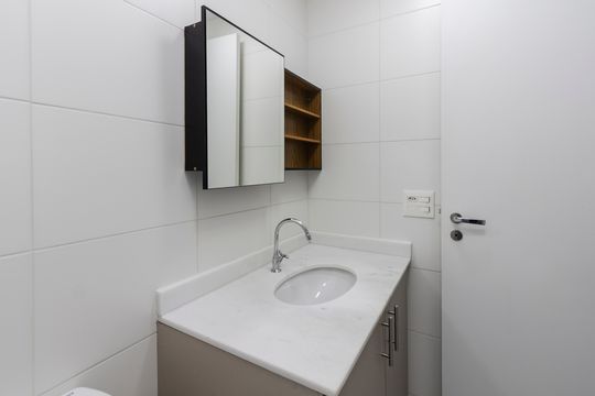 Banheiro de apartamento à venda com 1 quarto, 43m² em Santo Amaro, São Paulo