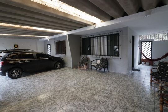 Garagem de casa à venda com 3 quartos, 380m² em Iapi, Osasco