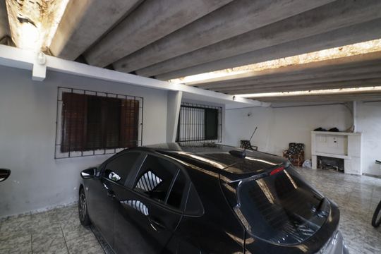 Garagem de casa à venda com 3 quartos, 380m² em Iapi, Osasco