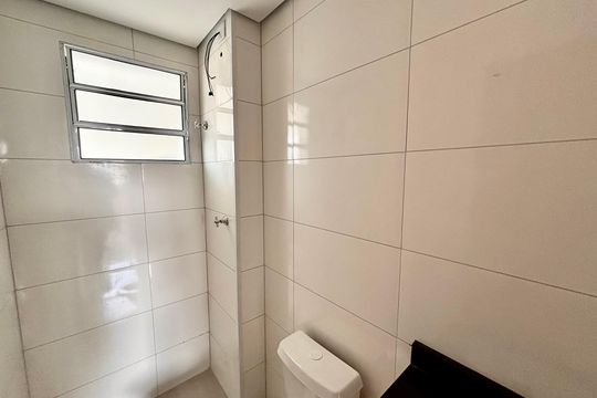 Banheiro de apartamento à venda com 2 quartos, 37m² em Vila Guilhermina, São Paulo
