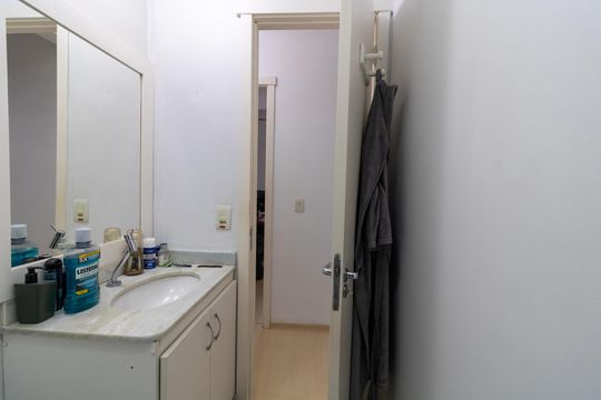 Banheiro de apartamento à venda com 3 quartos, 85m² em Santo Antônio, Porto Alegre