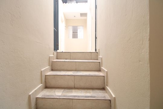 Escada de apartamento para alugar com 1 quarto, 45m² em Jardim Morais Prado, São Paulo