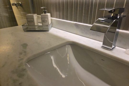 Banheiro de apartamento para alugar com 1 quarto, 56m² em Alphaville Industrial, Barueri