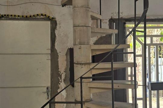 Escada acesso ao imovel de casa à venda com 1 quarto, 140m² em Jardim do Papai, Guarulhos