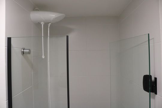 Banheiro de apartamento para alugar com 1 quarto, 27m² em Parque Industrial Tomas Edson, São Paulo