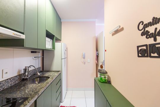 Cozinha  de apartamento à venda com 2 quartos, 46m² em Ayrosa, Osasco