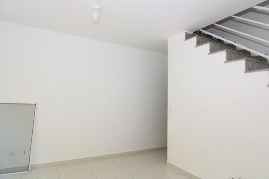 Sala de casa de condomínio para alugar com 2 quartos, 80m² em Vila Ré, São Paulo