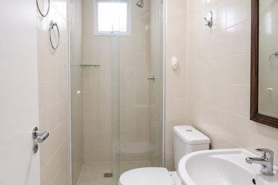Banheiro de apartamento para alugar com 1 quarto, 49m² em Mário Quintana, Porto Alegre