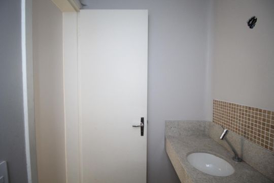 Banheiro de kitnet/studio à venda com 0 quarto, 40m² em Protásio Alves, Porto Alegre