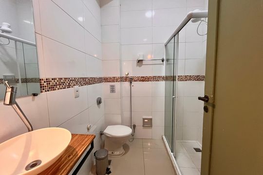Banheiro  de apartamento para alugar com 1 quarto, 33m² em Copacabana, Rio de Janeiro