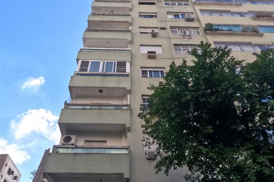 Fachada | Adesivo/Placa Quintoandar instalado  de apartamento para alugar com 2 quartos, 110m² em Gonzaga, Santos