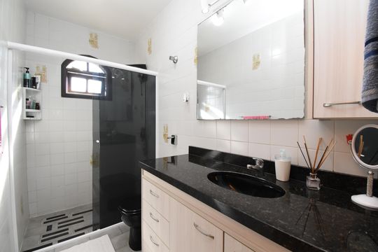 Banheiro  de casa à venda com 2 quartos, 600m² em Santo Inácio, Curitiba