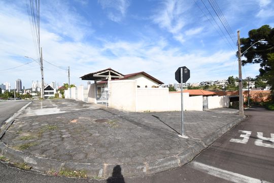 Fachada de casa à venda com 2 quartos, 600m² em Santo Inácio, Curitiba