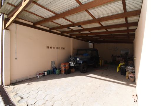 Garagem de casa à venda com 2 quartos, 600m² em Santo Inácio, Curitiba