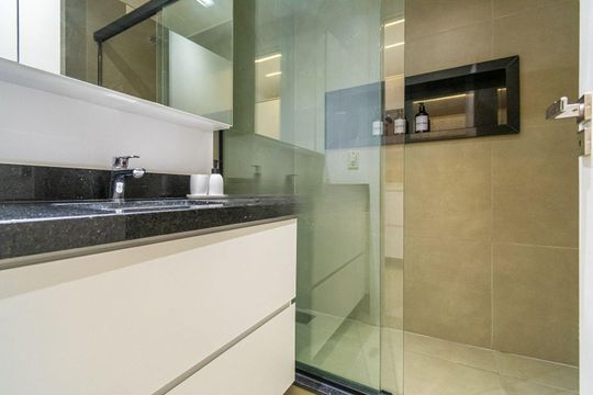 Banheiro de apartamento à venda com 1 quarto, 37m² em Auxiliadora, Porto Alegre