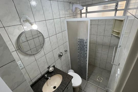 Banheiro de apartamento para alugar com 2 quartos, 44m² em Pantanal, Florianópolis