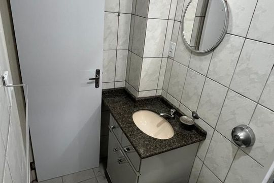 Banheiro de apartamento para alugar com 2 quartos, 44m² em Pantanal, Florianópolis