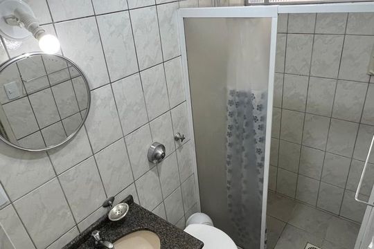 Banheiro de apartamento para alugar com 2 quartos, 44m² em Pantanal, Florianópolis